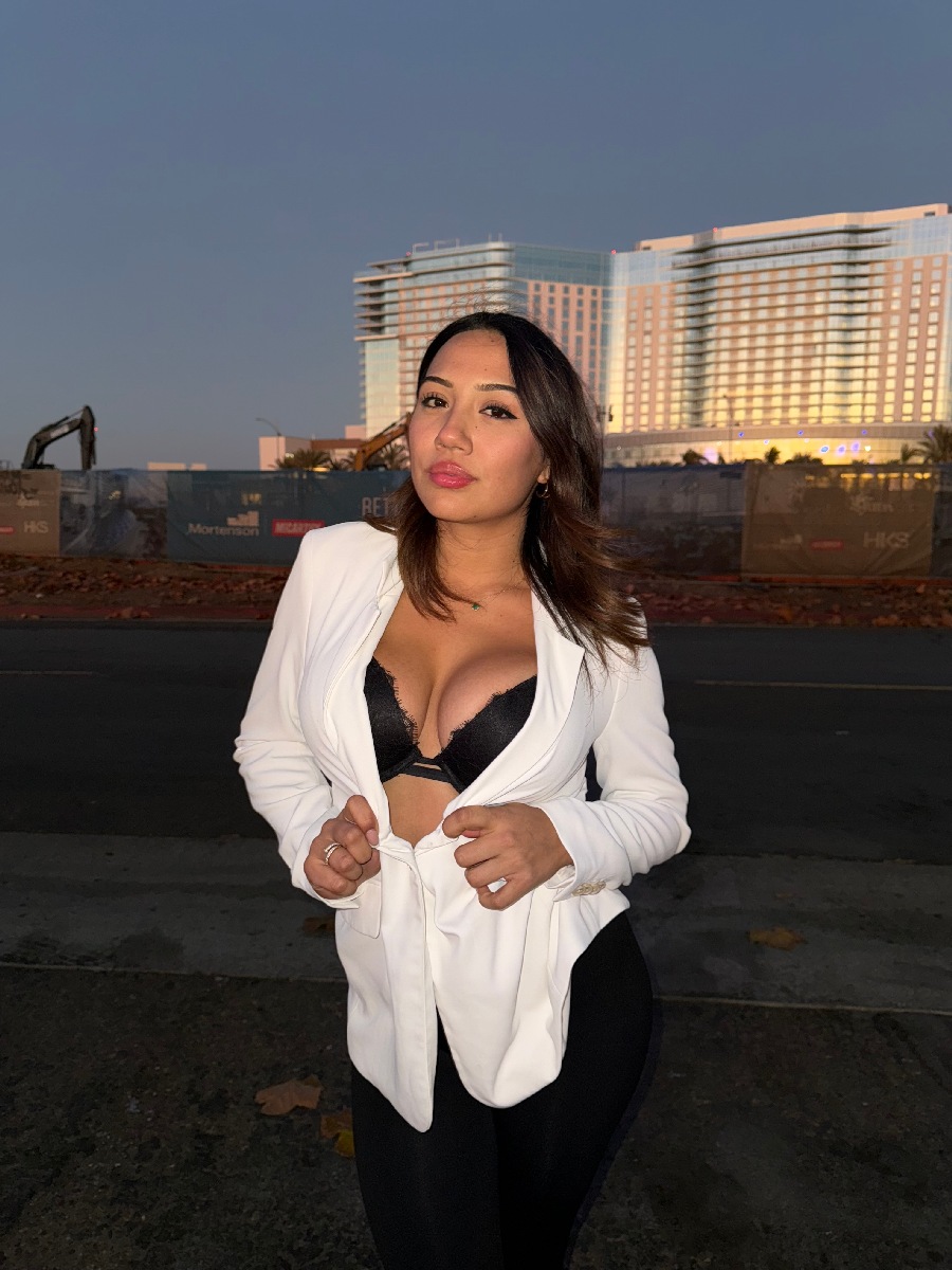 Take a pause and enjoy Ali Cruz — streaming from Qinhuangdao