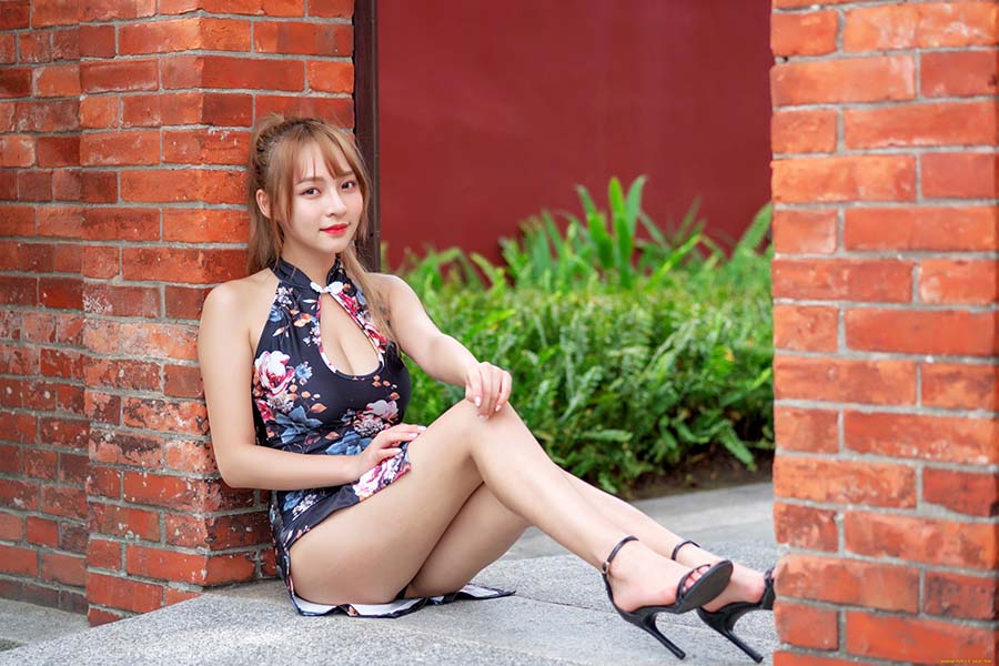 Girls in short dresses in Qinhuangdao