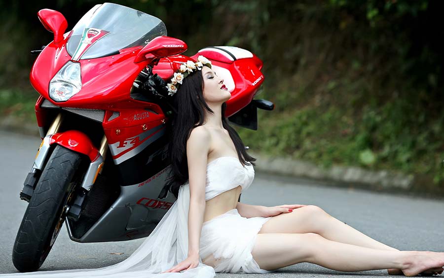 Beautiful girls and motorcycles in Qinhuangdao