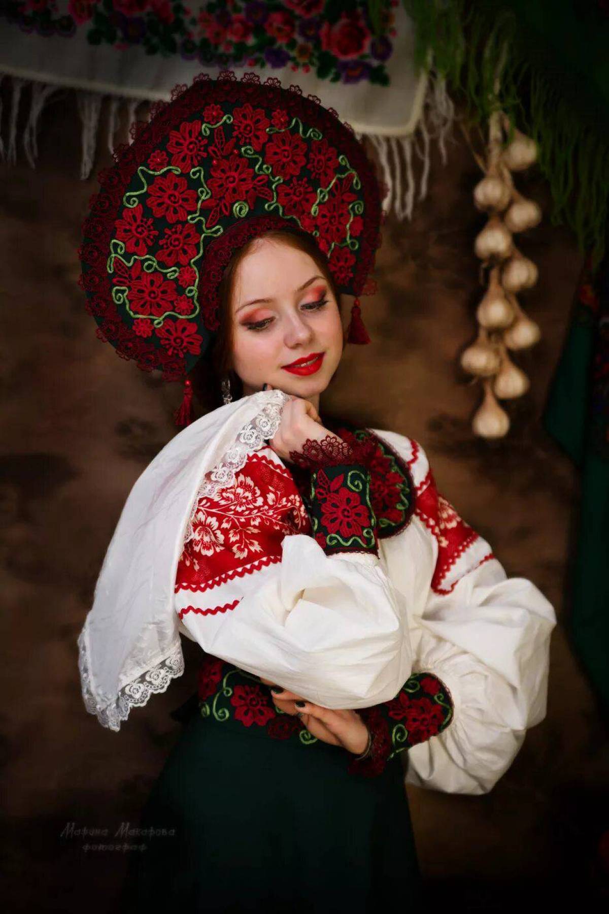 Women in Slavic costumes underwear in Qinhuangdao