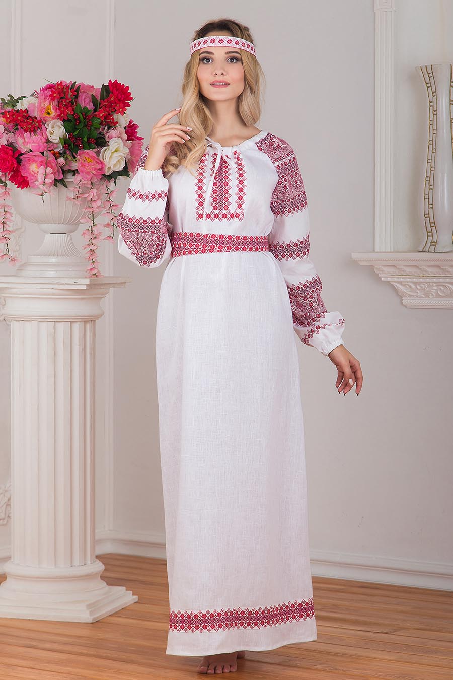 Women in Slavic costumes in Qinhuangdao