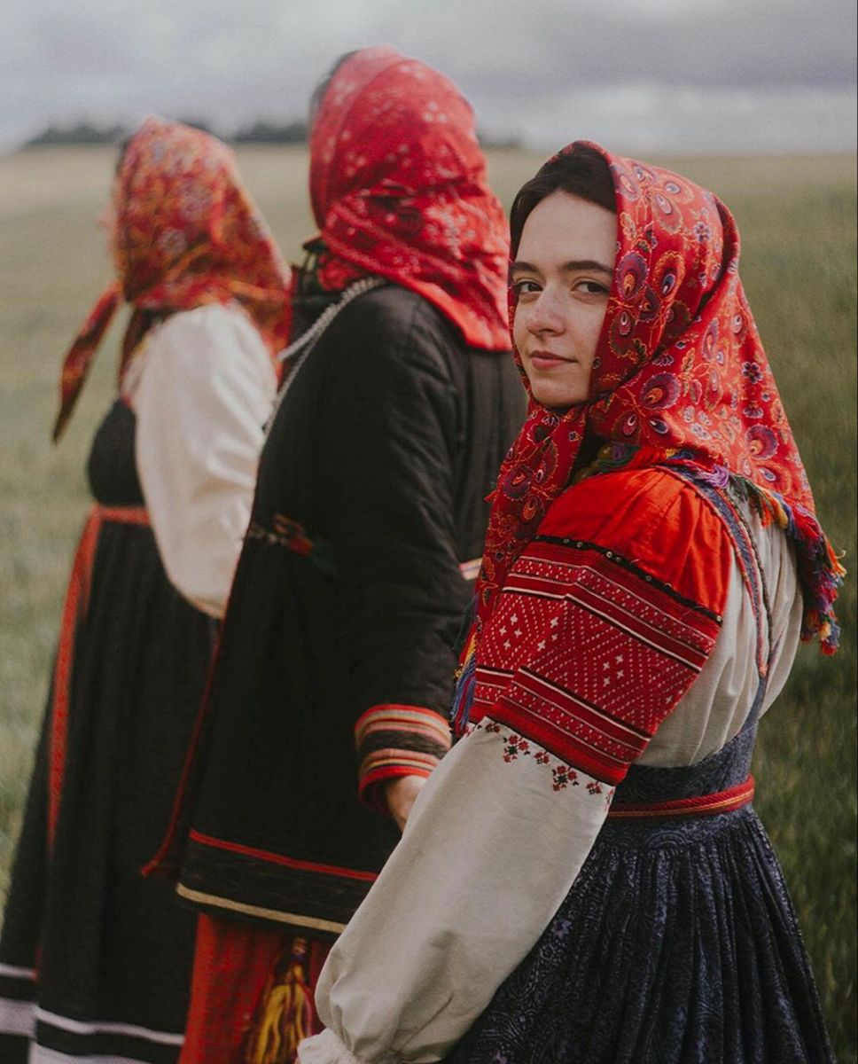 Women in Slavic costumes in Qinhuangdao