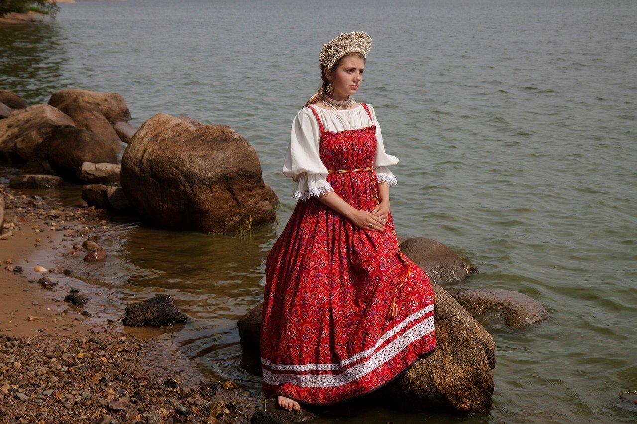 Women in Slavic costumes in Qinhuangdao