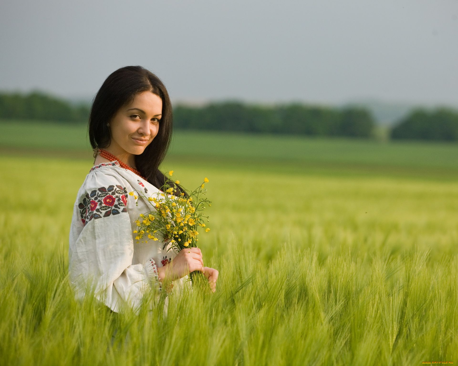 Women in Slavic costumes in Qinhuangdao