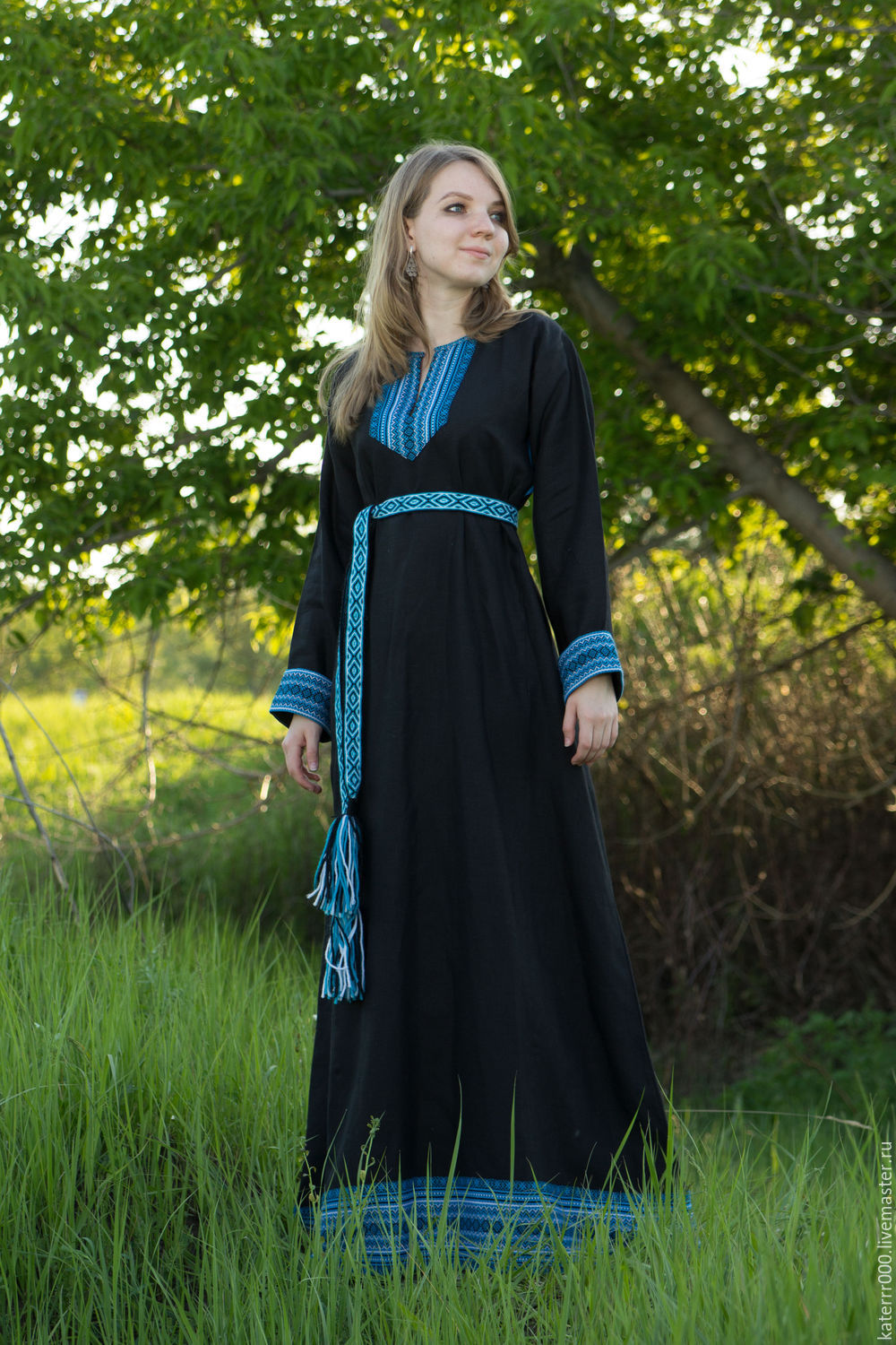 Women in Slavic costumes in Qinhuangdao