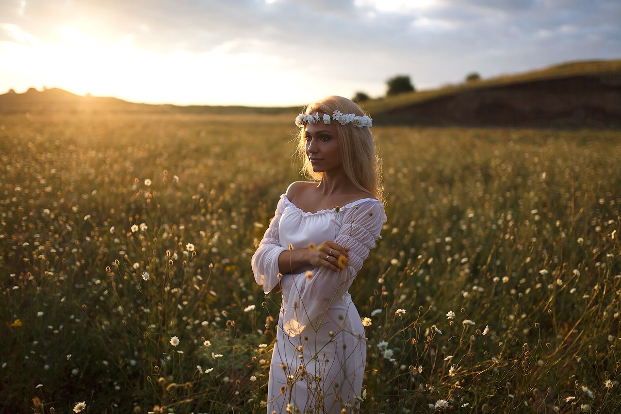 Girls in Slavic costumes in Qinhuangdao