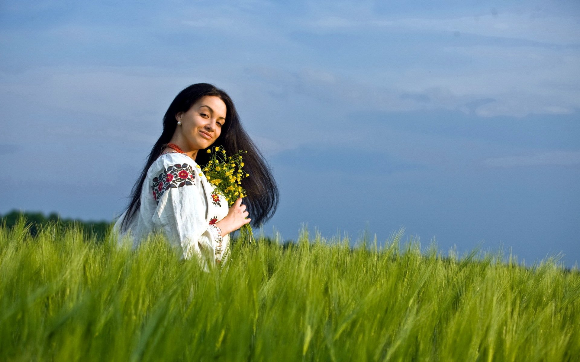 Girls in Slavic costumes in Qinhuangdao