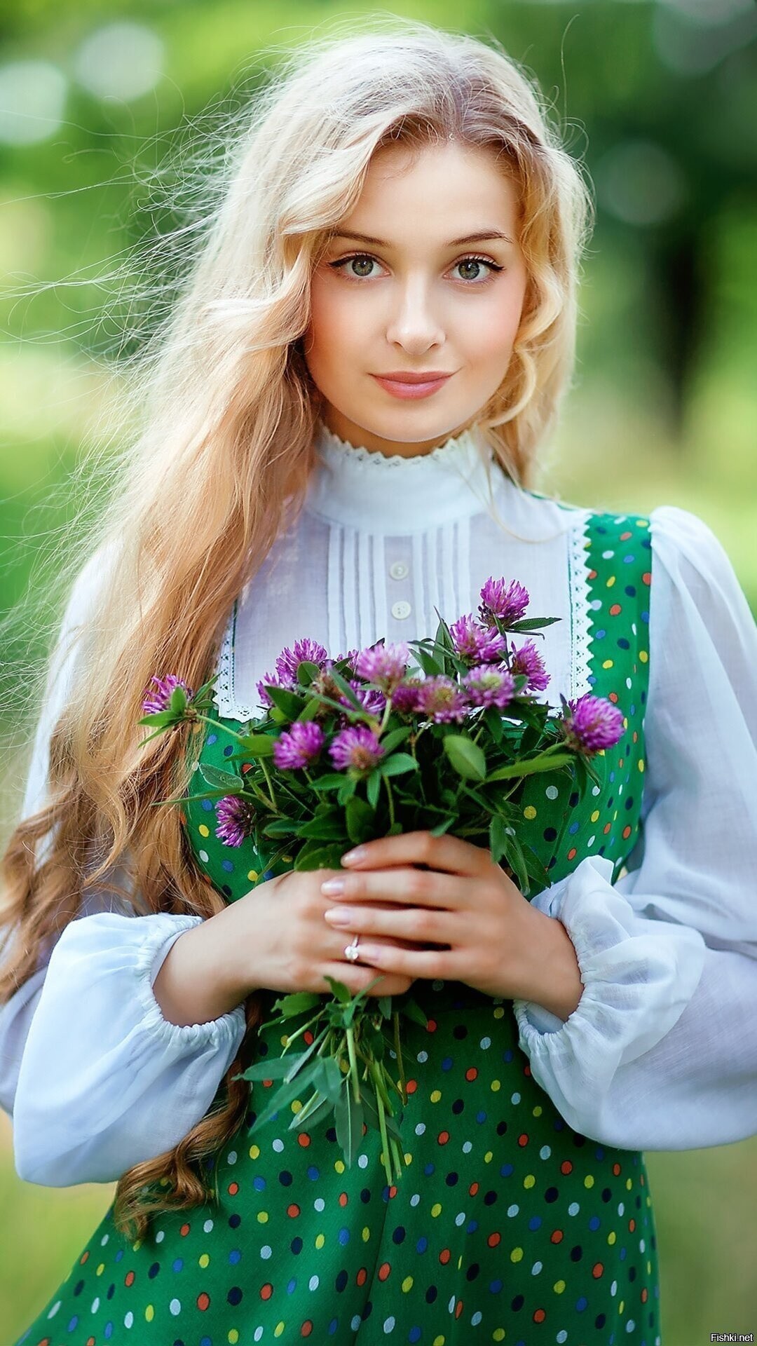 Girls in Slavic costumes in Qinhuangdao