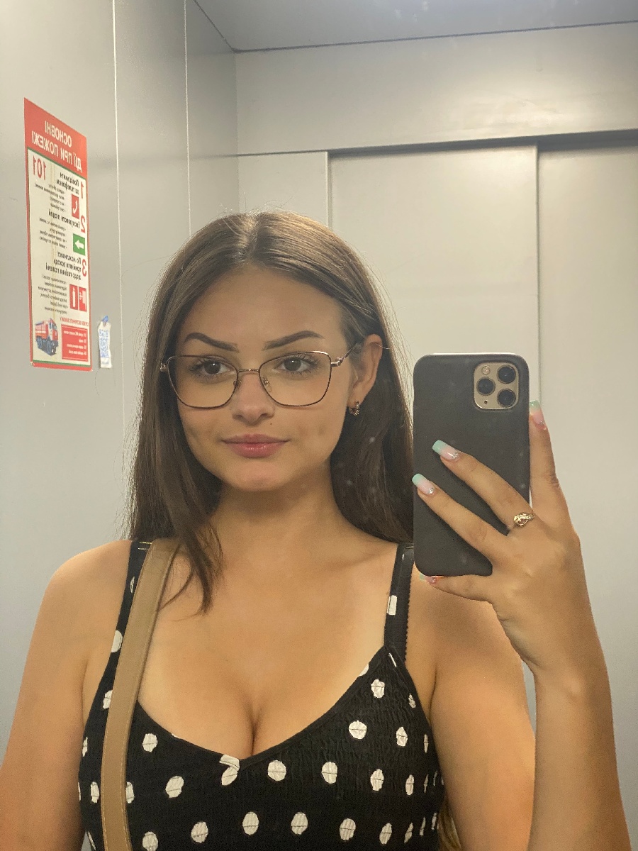 Sexy model Stacy in Qinhuangdao